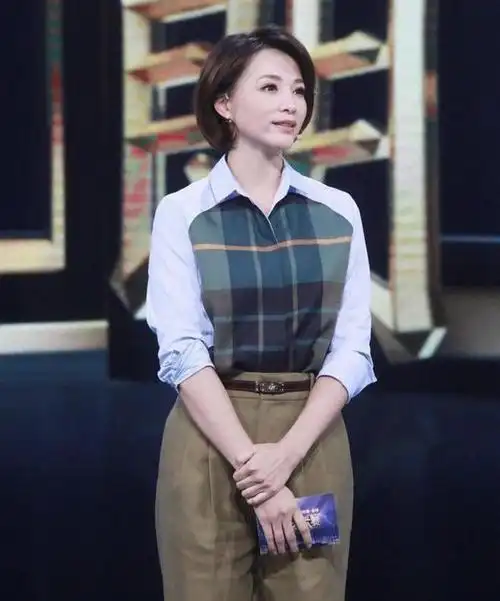 董卿私服穿搭简直了条纹衬衫配吸烟裤时髦精致比博主更会穿