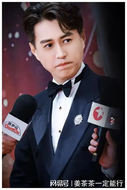 靳东参加两会他身份好厉害穿蓝色西装帅气儒雅领导范儿十足