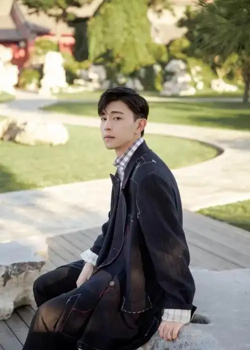 邓伦"偏分"发型复古帅气,条纹西装的搭配绅士儒雅,颜值爆棚