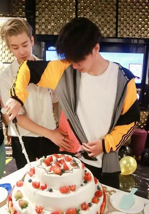 这个团每个人都很厉害 跳舞都超级棒 每一个人都代表着uniq这个