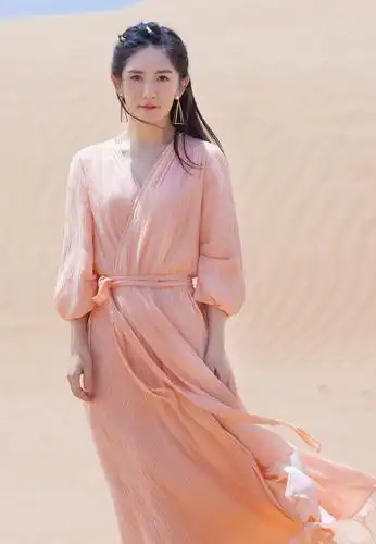 谢娜沙漠拍写真!一袭纱裙清爽又飘逸,古风与现代结合不失时尚感