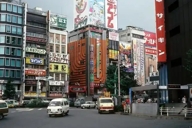 我们看下上世纪80年代的日本街头,东京市区高楼林