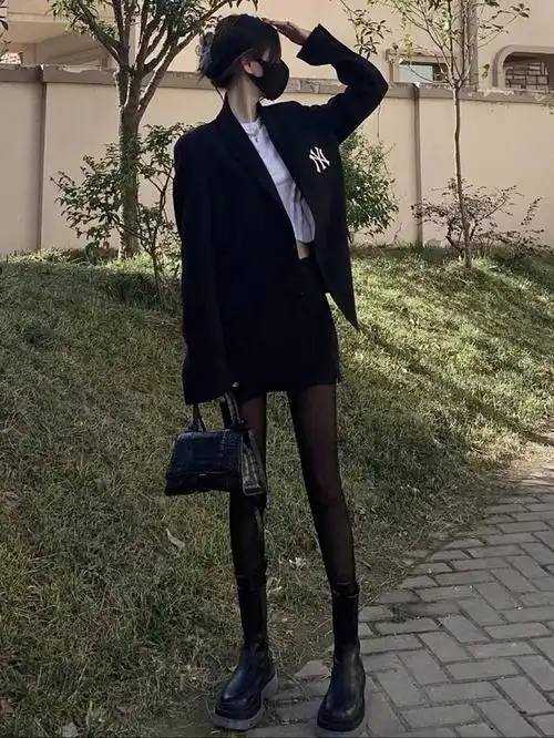 为何很多女生夏天喜欢穿马丁靴配黑丝,不热不臭吗?