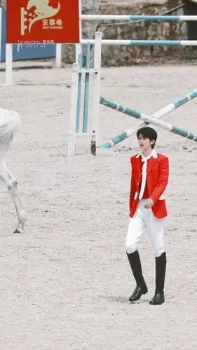 蔡徐坤最新造型骑士坤上线,他身着红白旗马术服搭配长靴