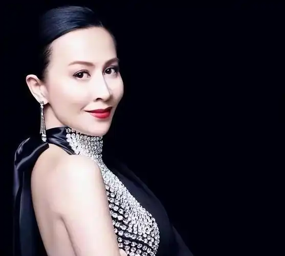 刘嘉玲陪家人赴日本赏花78岁母亲素颜出镜母女同框一样优雅