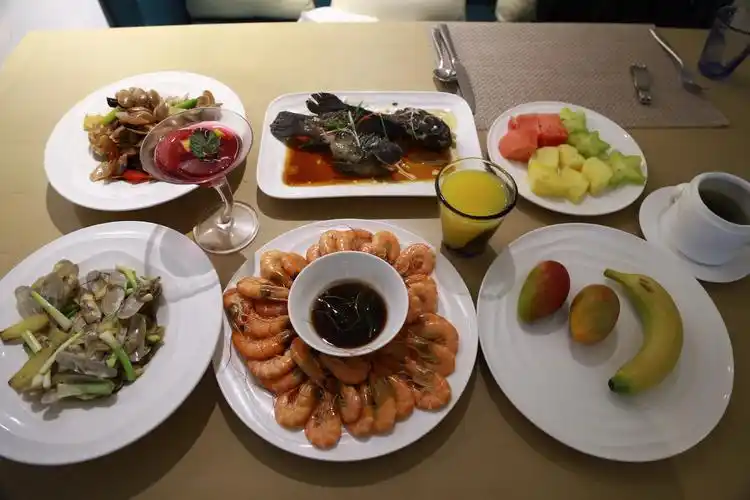 就是酒店会专车接送客人至海鲜市场采购新鲜海鲜,海鲜购买预算为200元