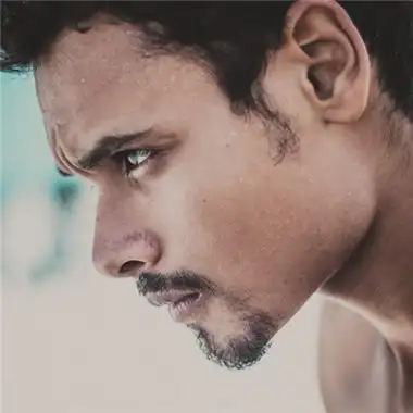 欧美侧脸霸气头像男生头像