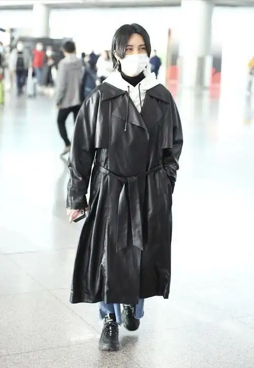 尚雯婕再次扮酷成功穿着打扮简约时尚摩登发型却抢镜