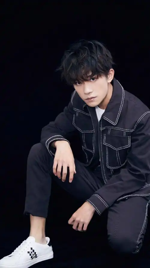 小鲜肉易烊千玺时尚帅气写真,高清图片,手机锁屏桌面-壁纸族