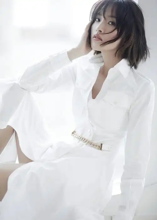 唐艺昕穿白色衬衫裙眼神迷离恬静清新明媚身材小性感