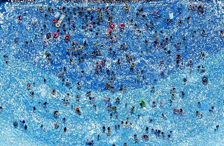 热浪席卷日本 游乐园泳池人山人海犹如"下饺子"