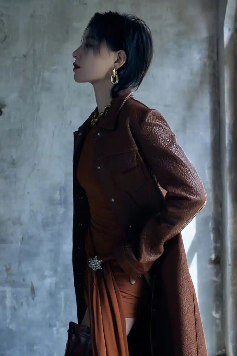 李斯丹妮 今天生日之际,一组复古辣妹造型大片,身穿33363734