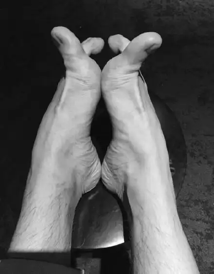 其次,如果你靠"洗"已经解救不了脚丫粗糙的问题,就要借助一台美足神器