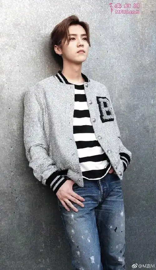 鹿晗晒帅气全身照 与网友互动降暑