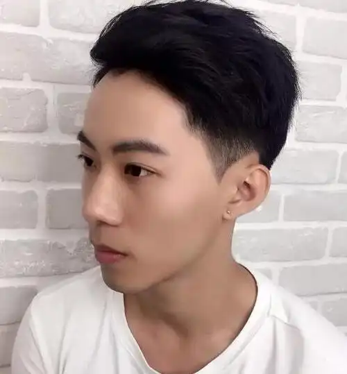 结合露额的款式完美的诠释男生发型的干净与利落,背头发型不是成熟