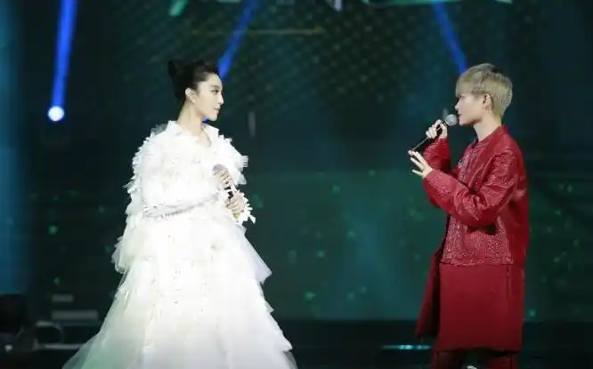 范冰冰与李宇春同台演出两人曾被曝同性恋