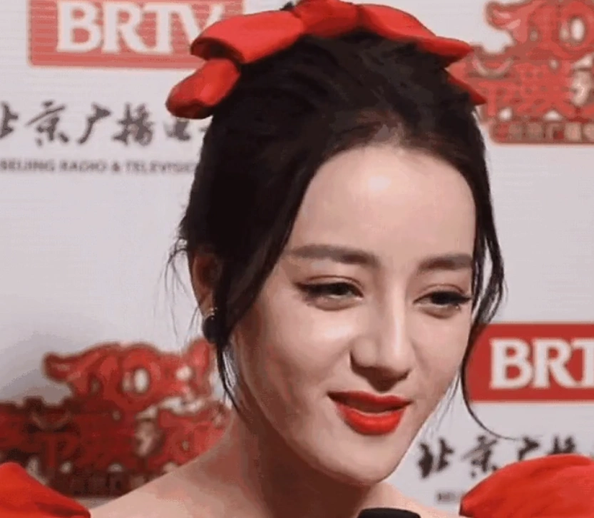 迪丽热巴妆浓粉厚脸部"沟壑纵横",法令纹忒明显_手机搜狐网