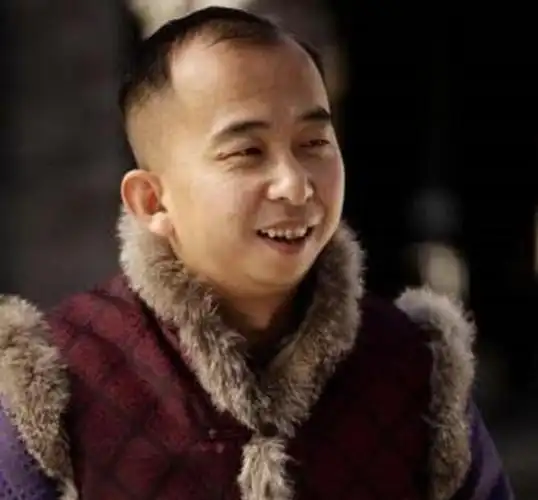 这位明星身高未达一米七,牙齿排列略显杂乱,最引人注目的特点莫过于那