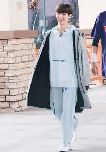 黄明昊身高180cm是认真的?穿白色套装亮相,像150cm!