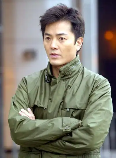 有着帅气的脸庞,郑伊健似乎不管什么发型都驾驭自如,不愧是浩南哥啊