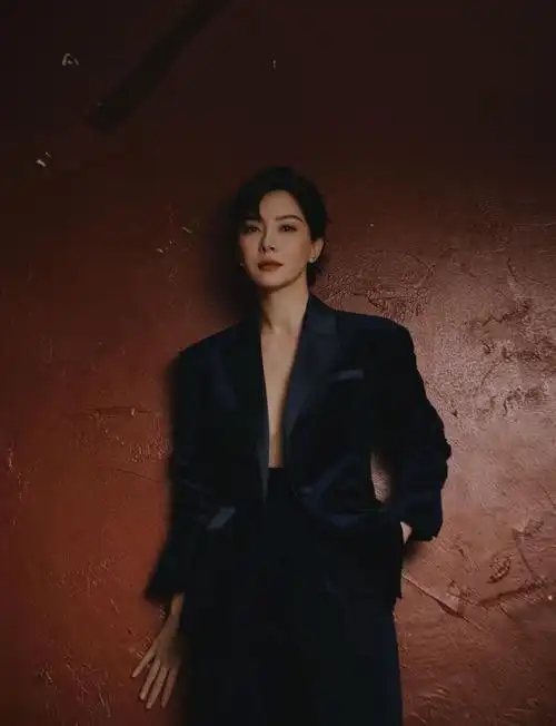 陈数真空西装新写真大女人气质与智性美完美融合