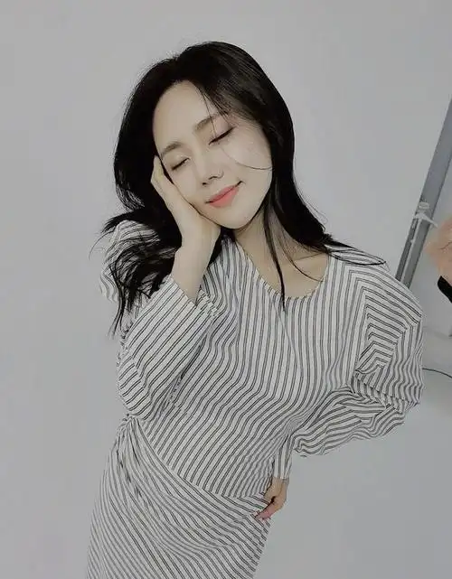 秋瓷炫产后身材更佳,简约条纹穿出玲珑感,怎么看都不像40岁女人