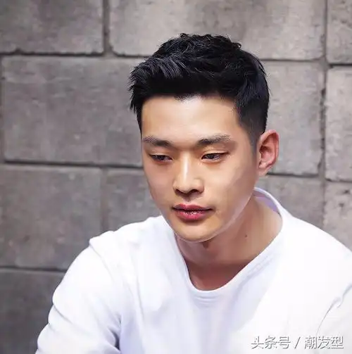 韩式烫发纹理好看男生发型,配上自然的发色,更加时尚潮气