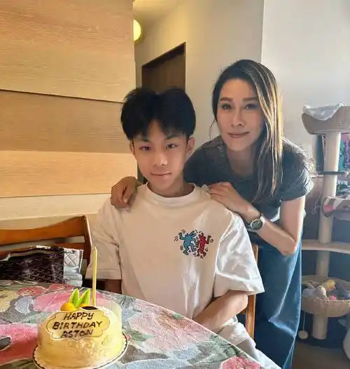 香港女星寓所烧炭身亡,去年曾发生流血事件,与卢惠光