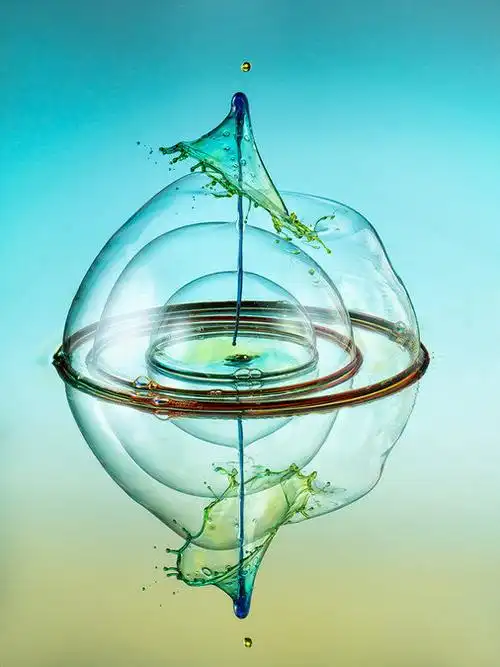 【神奇的水滴】德国摄影师markus reugels特别擅长抓拍液体滴入水中后