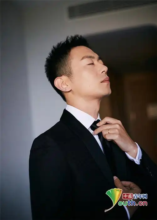 朱亚文西装look展成熟魅力系领带秀侧颜杀