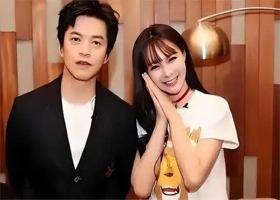 李健开演唱会妻子现身,下楼梯紧牵手,孟小蓓半年胖30斤圆润许多