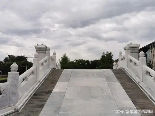 北京南城中轴线复建的老天桥,可是不许游人上去,不知为什么?