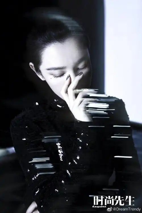 x 时尚先生丨开年封画面中李冰冰半遮面,眼神坚定有力,收腰黑皮衣性感