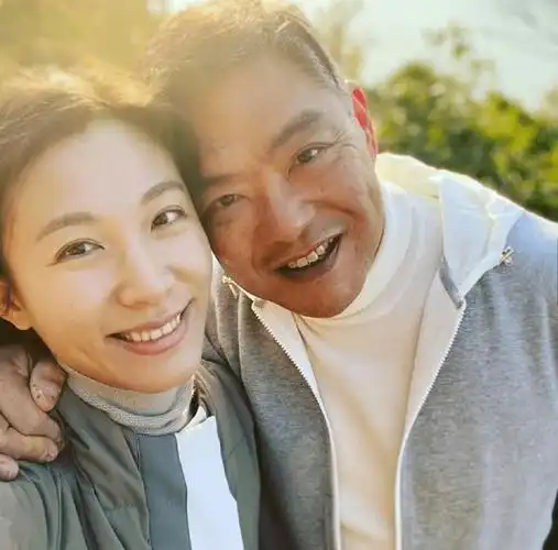 36岁港姐李美慧产子61岁富豪老公抱娃似祖孙儿子比孙子还小