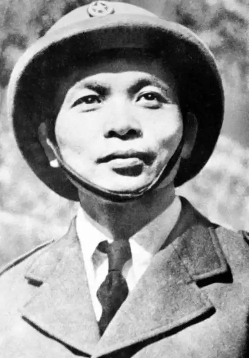 法军困守奠边府越军束手无策中国顾问挖战壕