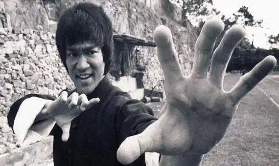 美国西雅图李小龙墓地:儿子陪伴在身边,墓碑前12个字令人沉思_肌肉_中