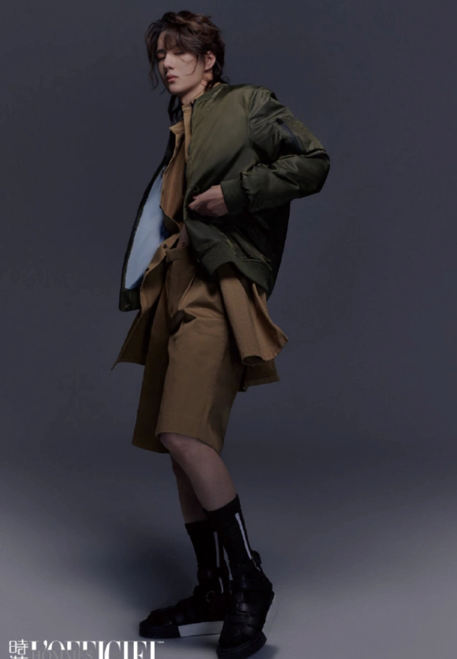 王一博登嘉人六月刊封面,演绎时尚魅力,网友:用力过猛了