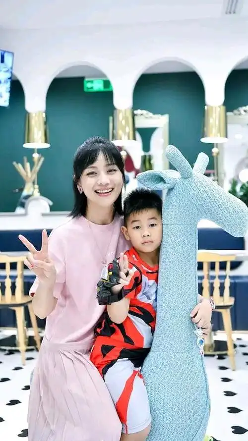 开学季#沙溢胡可一家四口出游,四色t恤亲子装穿搭好温馨,同戴墨镜太