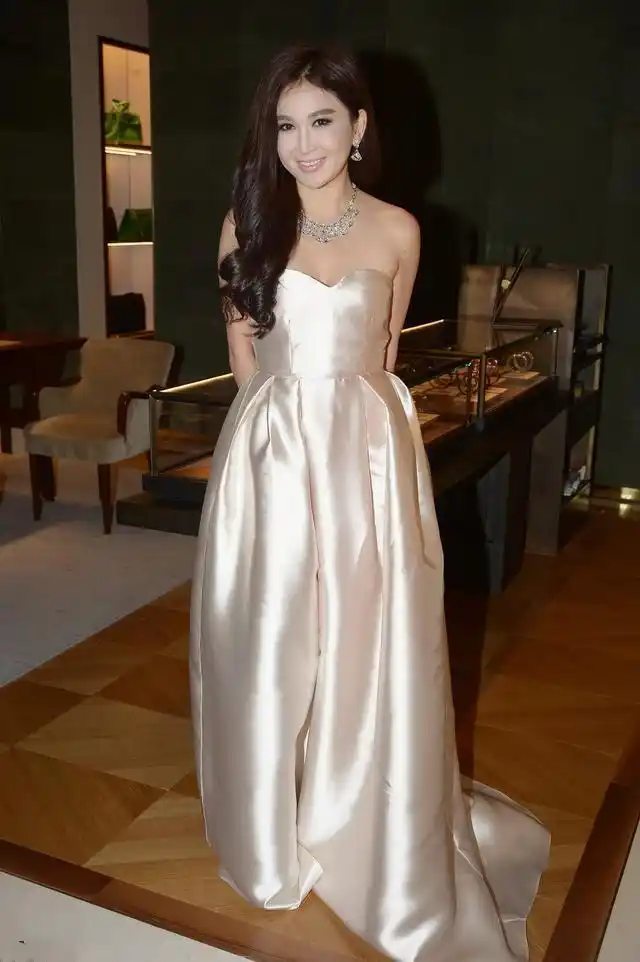 温碧霞穿渐变抹胸裙秀性感,网友:都奶奶脸了,还好意思扮嫩?