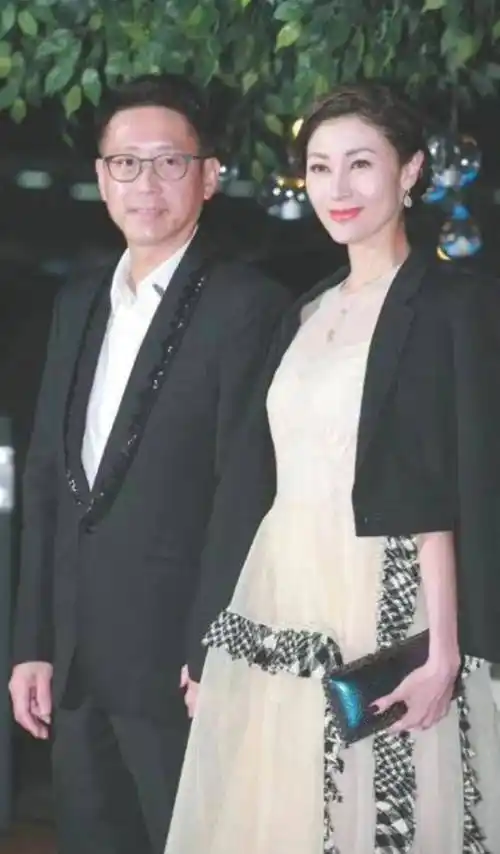 有不少人说李嘉欣看黎明的眼神很深情,曾经绝对爱过黎明!