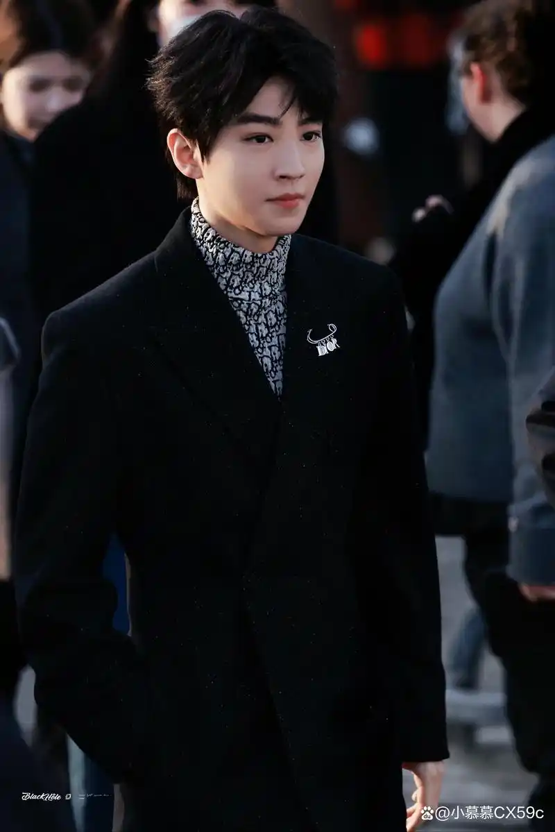 王俊凯西装霸总