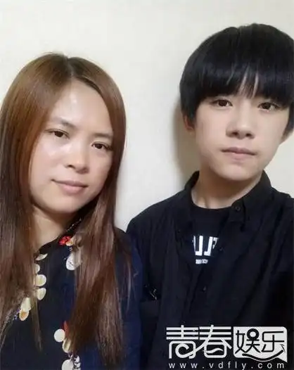 易烊千玺为妈妈庆生母子长相神似 易烊千玺照片被骗子冒用?