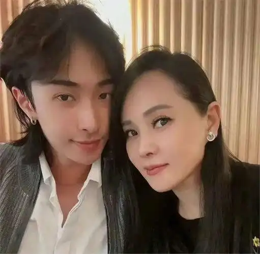 伊能静与哈林同现儿子毕业典礼,狠狠打脸大s:当妈的差距太大了