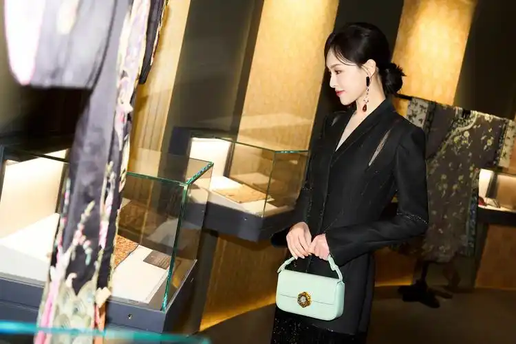 品牌代言人唐嫣 出席大秀并点亮开启仪式