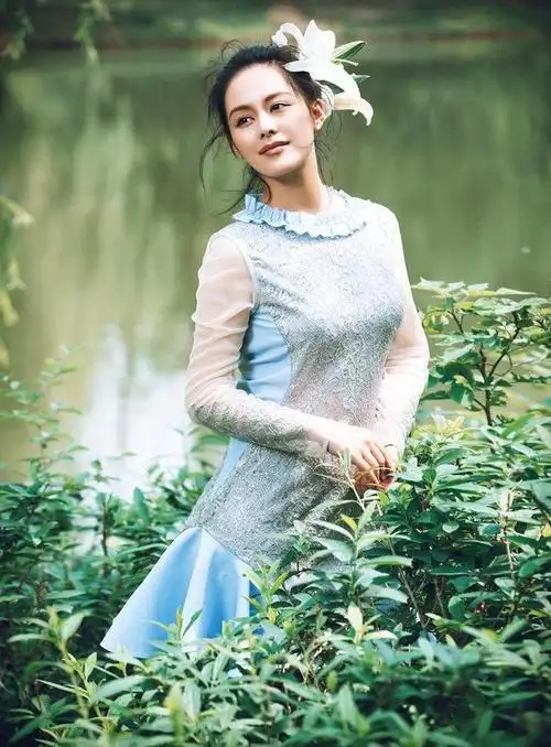 王力可夏日写真曝光 清新恬静仙气十足