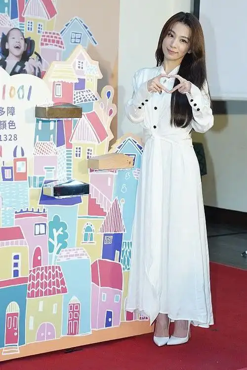 田馥甄好有女人味妆容精致长发及腰身材高挑气质好