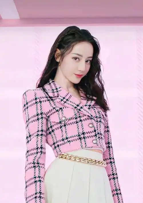 迪丽热巴最新时尚大片曝光,展现不同风格女团,身穿黑裙粉色卫衣白t