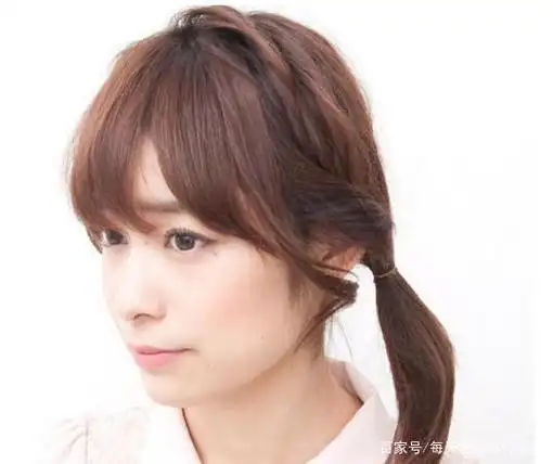 中长发的女生,头发这样扎起来就能变得特别的自然大气|发型|小清新