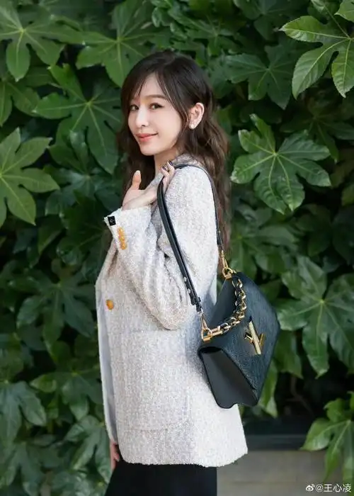 王心凌最新西装造型清爽利落高贵优雅,今天不是甜妹是女霸总!