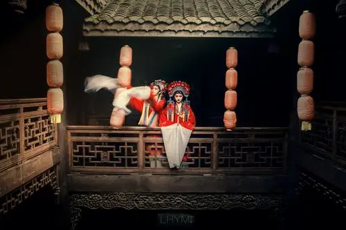 持续加场,以电视场景灯效回顾经典,用戏曲题材探寻摄